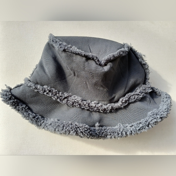 UGG dark grey , black writing UGG , bonded fleece sherpa bucket Unisex hat - Picture 6 of 7